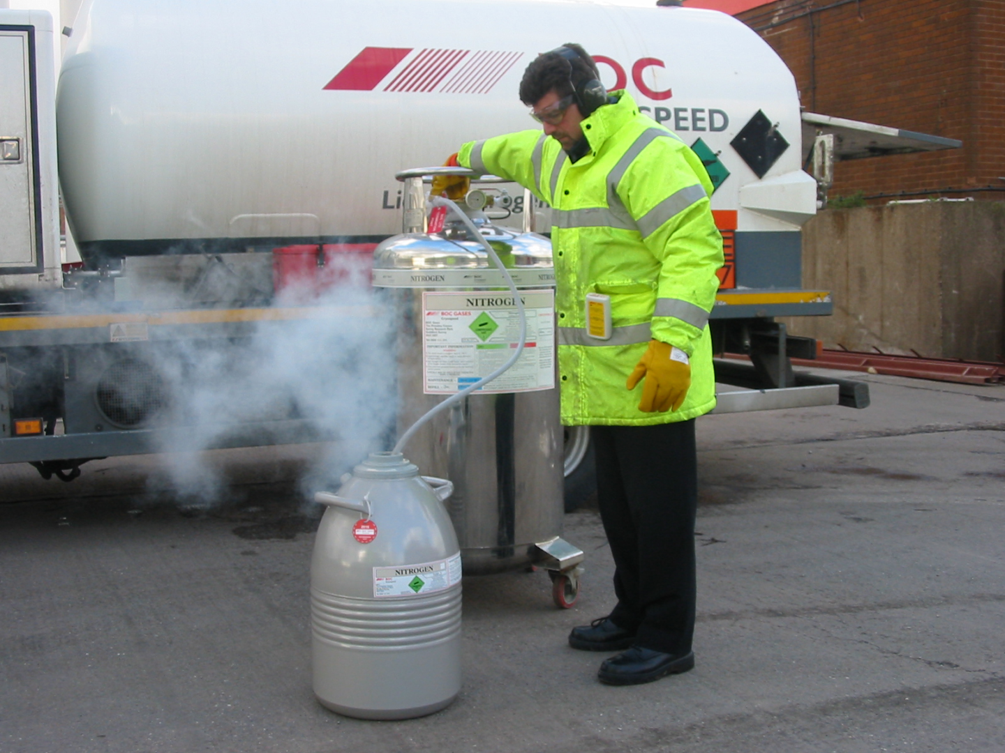 Decanting liquid nitrogen from a vessel